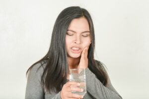 Woman experience tooth sensitivity